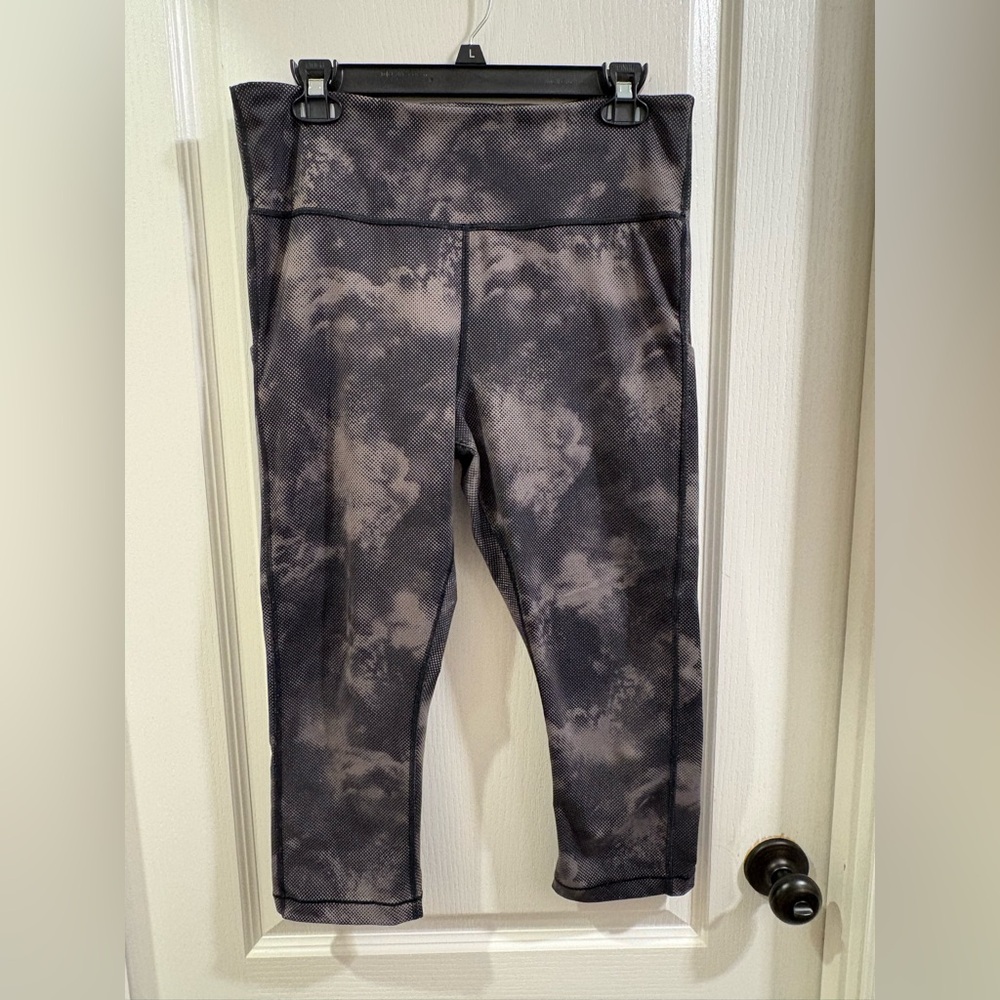 Women’s Athleta Ultimate Stash Pocket Printed Capri leggings size L